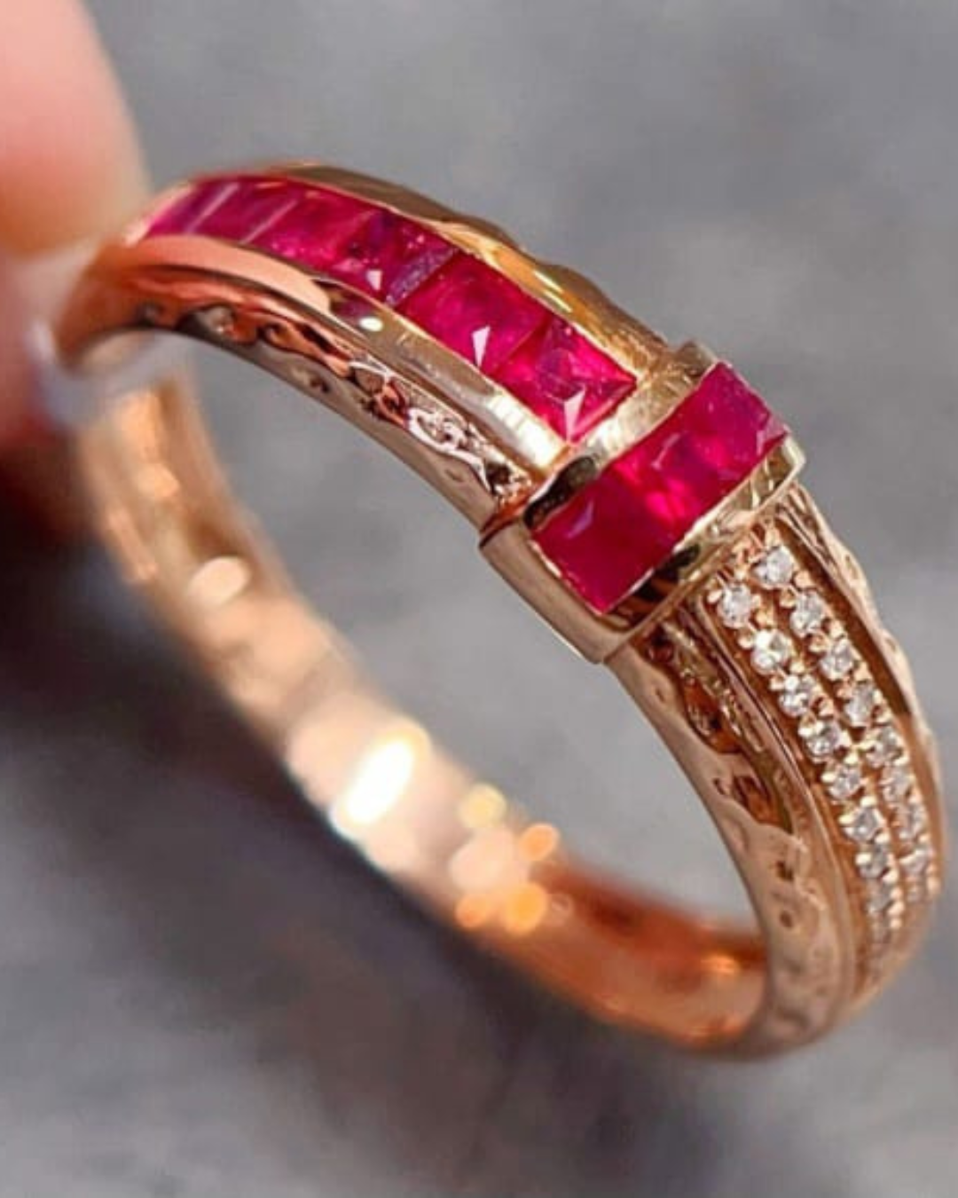 Anel Royal Princess — Rubi Sangue de Pombo de Moçambique & Diamantes em Ouro Rosé 18 Kilates - Imagem 4
