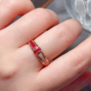 Anel Royal Princess — Rubi Sangue de Pombo de Moçambique & Diamantes em Ouro Rosé 18 Kilates