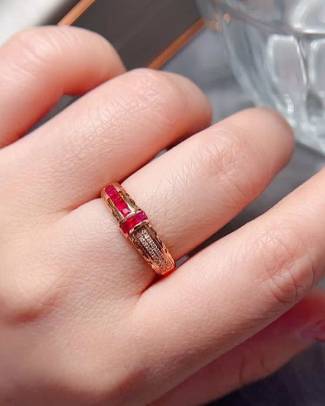 Anel Royal Princess — Rubi Sangue de Pombo de Moçambique & Diamantes em Ouro Rosé 18 Kilates