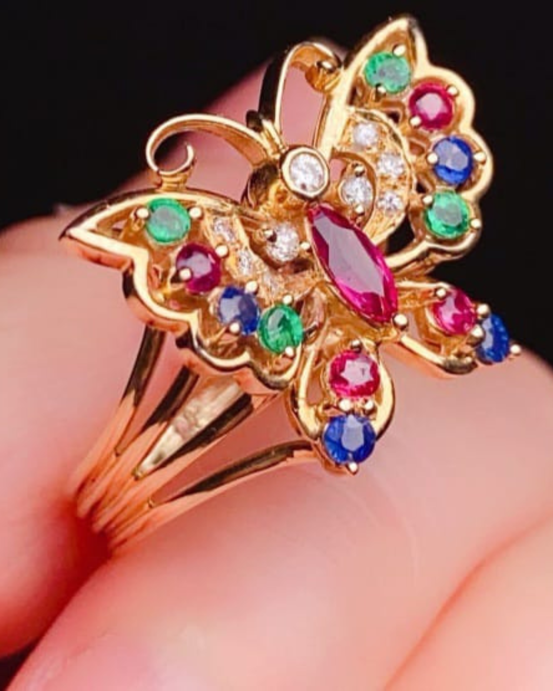 Anel Royal Butterfly Rubi, Esmeralda, Safira & Diamantes da África do Sul em Ouro 18 Kilates - Imagem 3