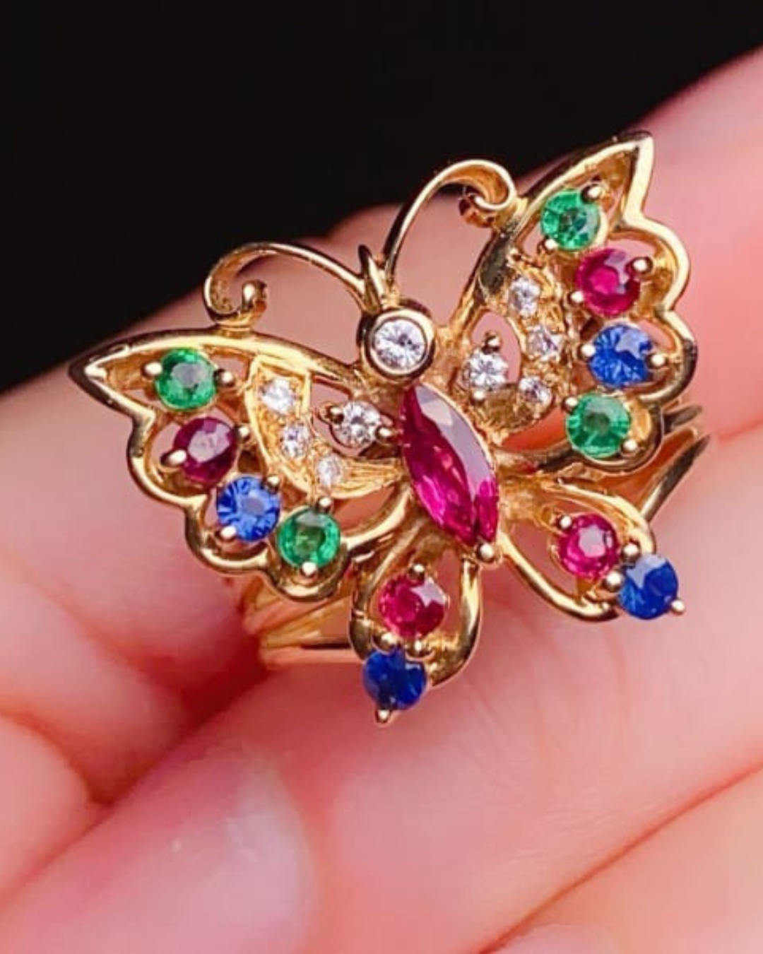 Anel Royal Butterfly Rubi, Esmeralda, Safira & Diamantes da África do Sul em Ouro 18 Kilates - Imagem 4