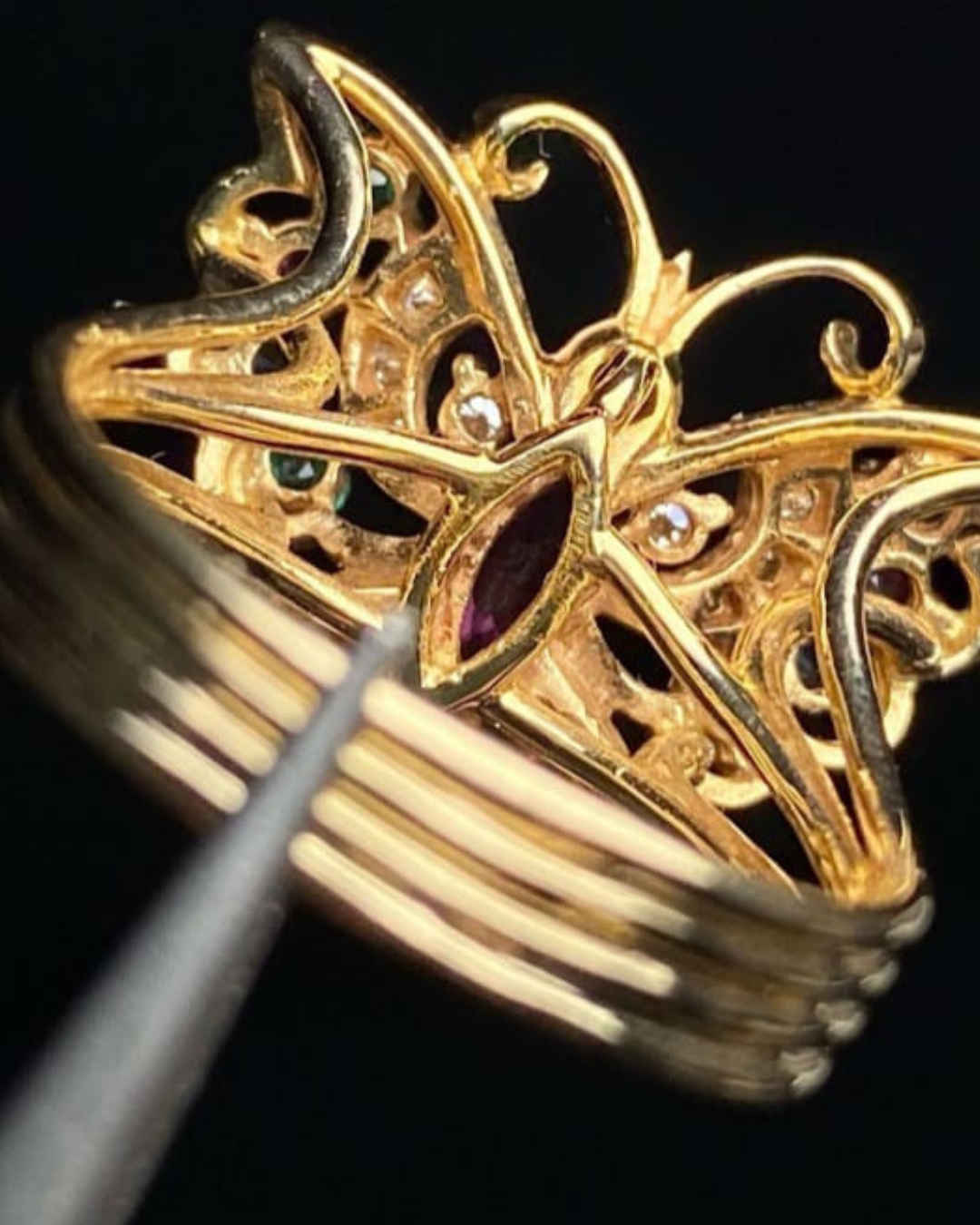 Anel Royal Butterfly Rubi, Esmeralda, Safira & Diamantes da África do Sul em Ouro 18 Kilates - Imagem 5