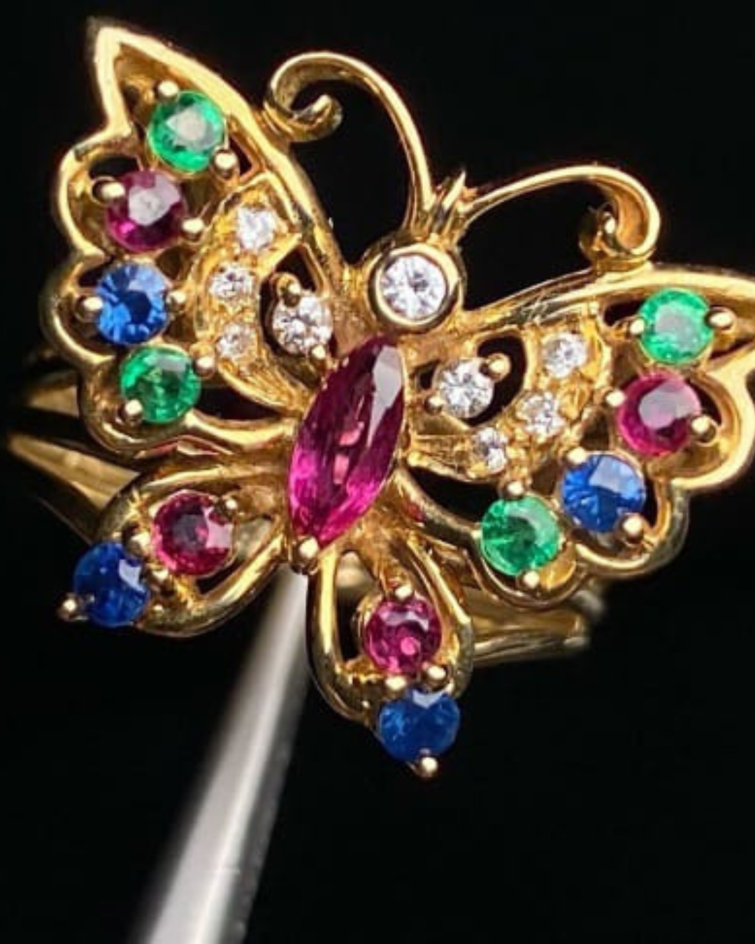Anel Royal Butterfly Rubi, Esmeralda, Safira & Diamantes da África do Sul em Ouro 18 Kilates - Imagem 6