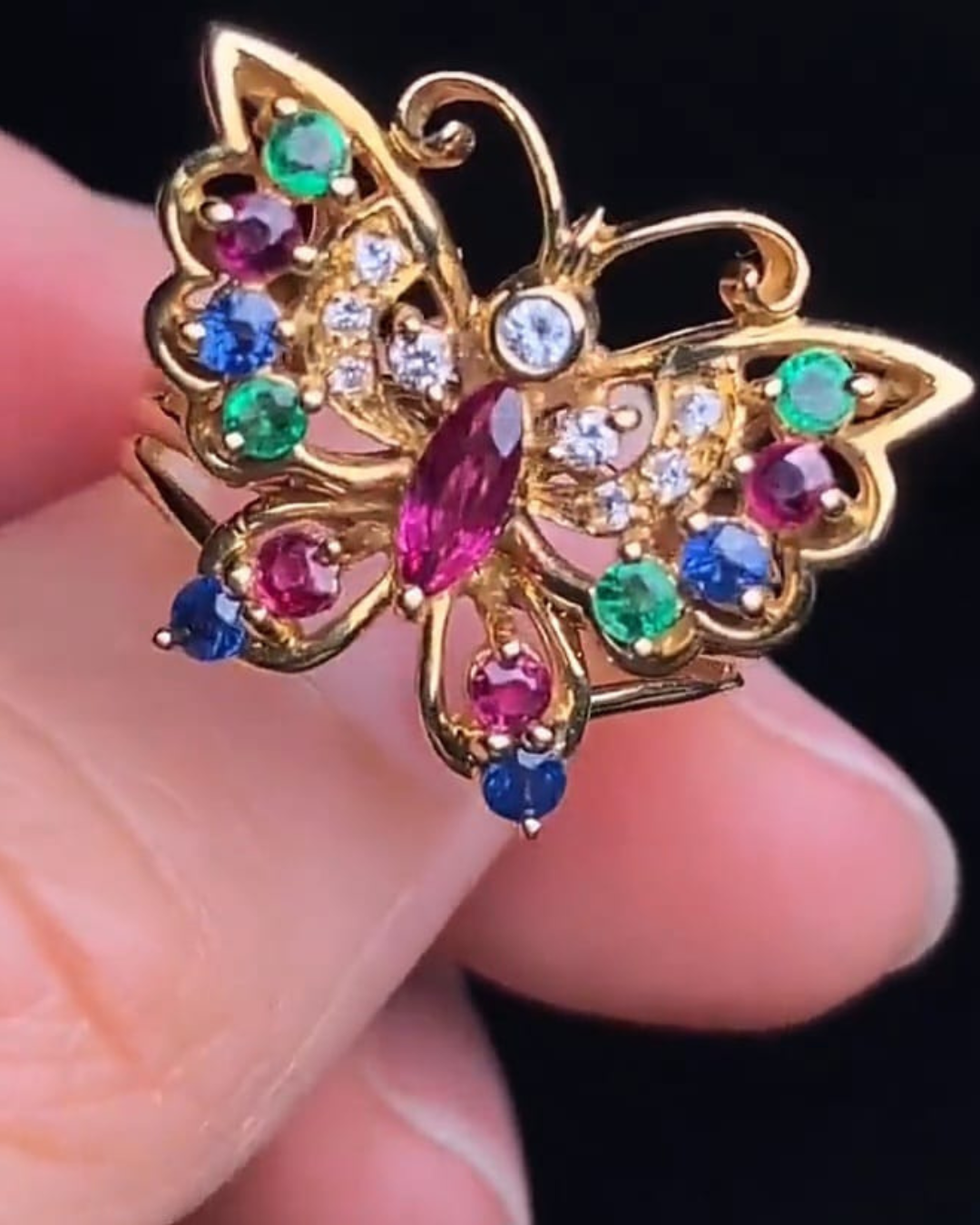 Anel Royal Butterfly Rubi, Esmeralda, Safira & Diamantes da África do Sul em Ouro 18 Kilates - Imagem 7
