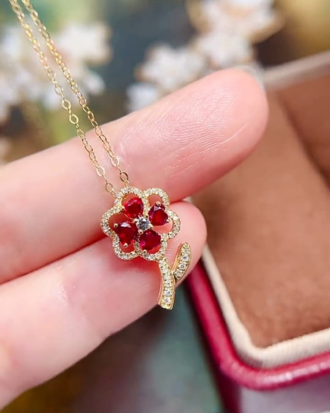 Colar Royal Bloom Rubis Naturais & Diamantes em Ouro 18 Kilates