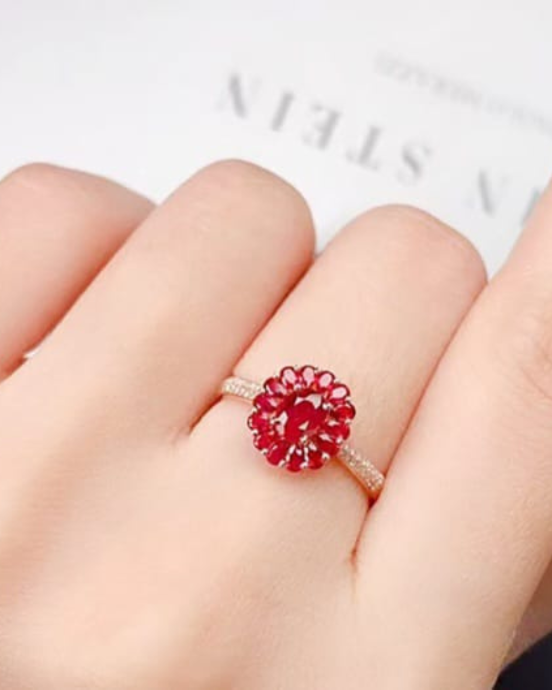 Anel Royal Pigeon Rubi Sangue de Pombo com Diamantes