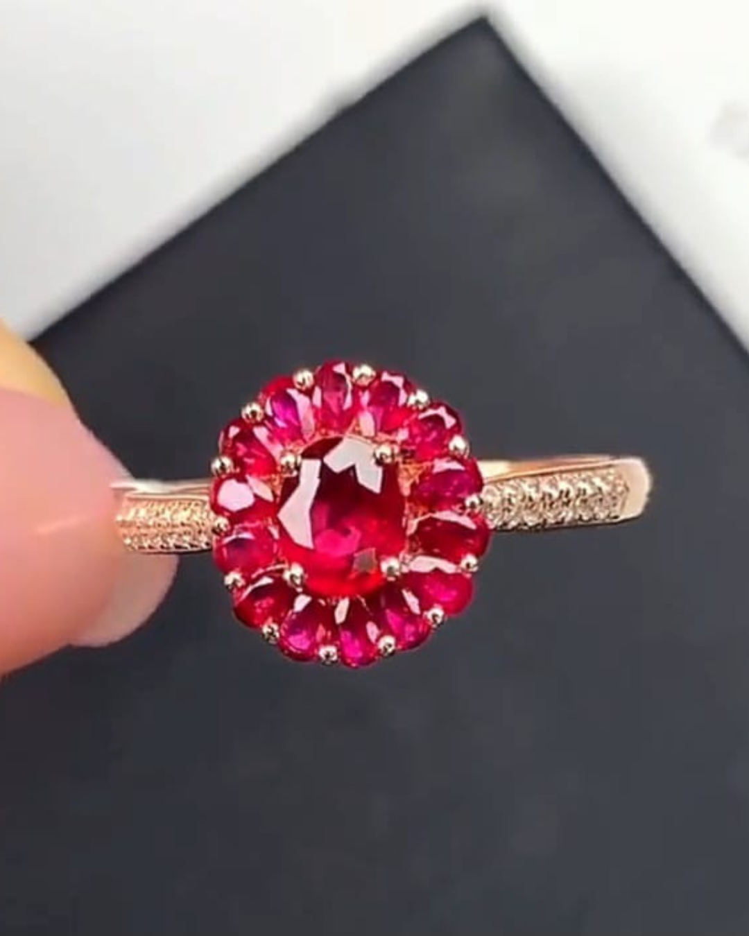 Anel Royal Pigeon Rubi Sangue de Pombo com Diamantes - Imagem 3