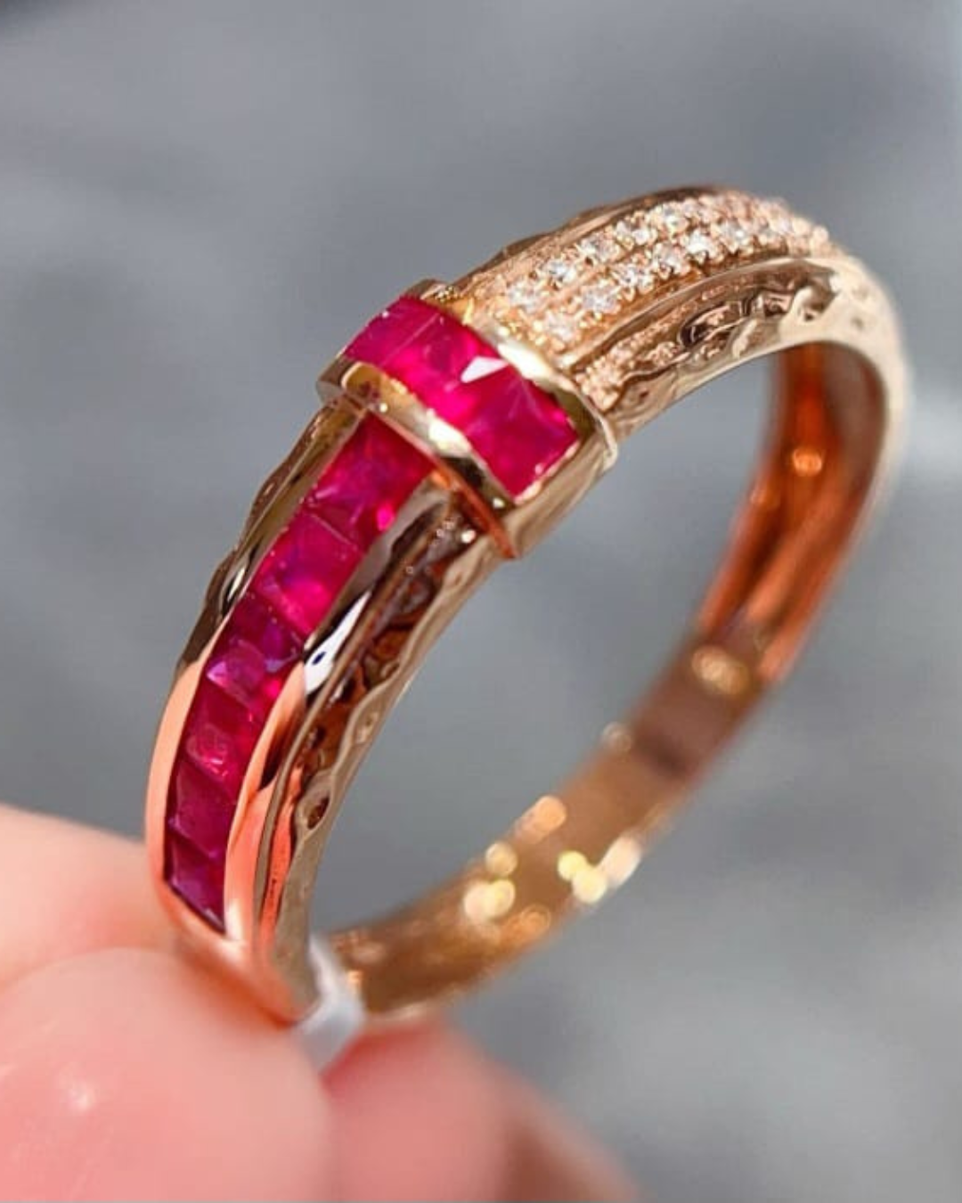 Anel Royal Princess — Rubi Sangue de Pombo de Moçambique & Diamantes em Ouro Rosé 18 Kilates - Imagem 3