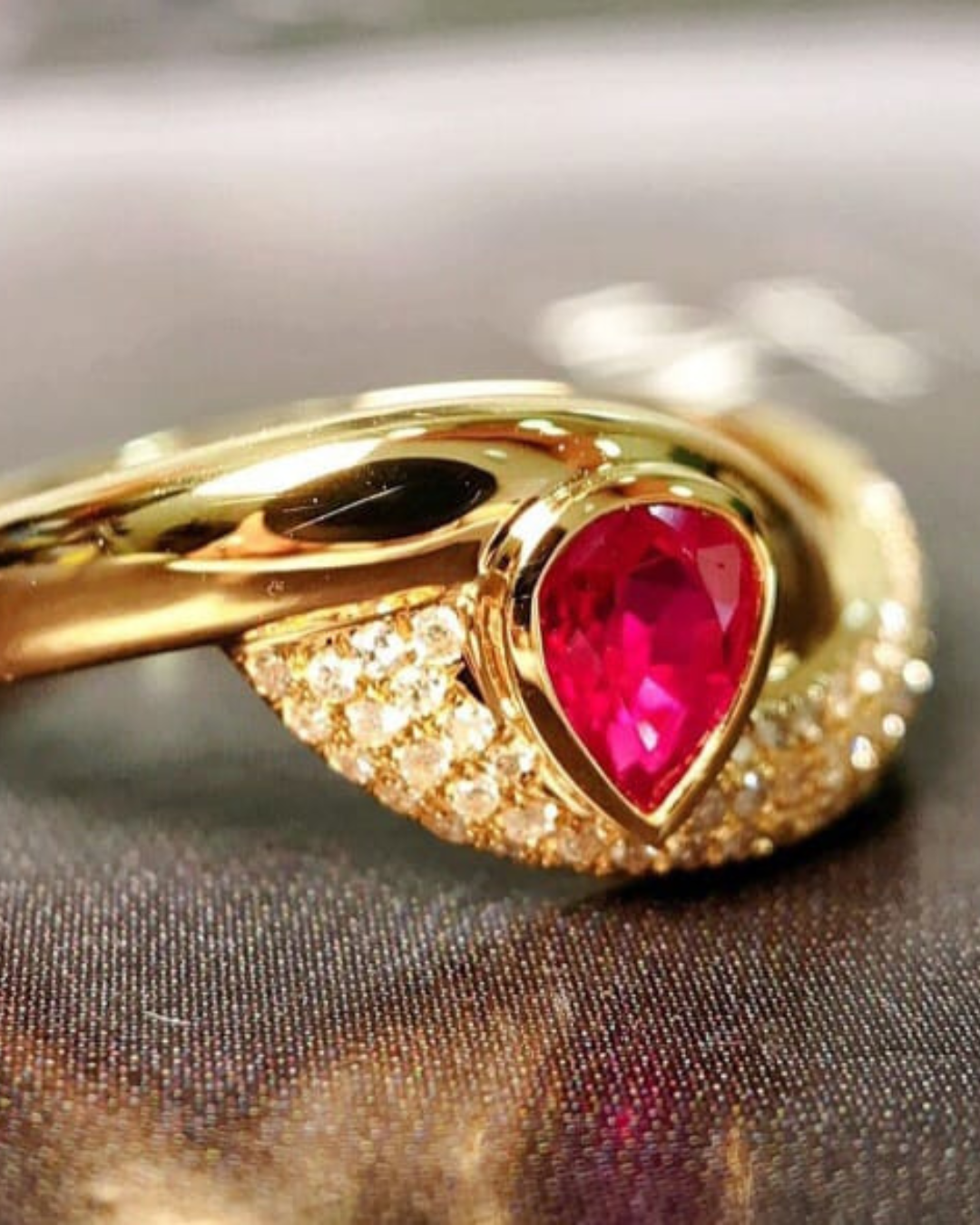 Anel Royal Heart — Rubi Natural Coração & Diamantes em Ouro 18 Kilates - Imagem 2