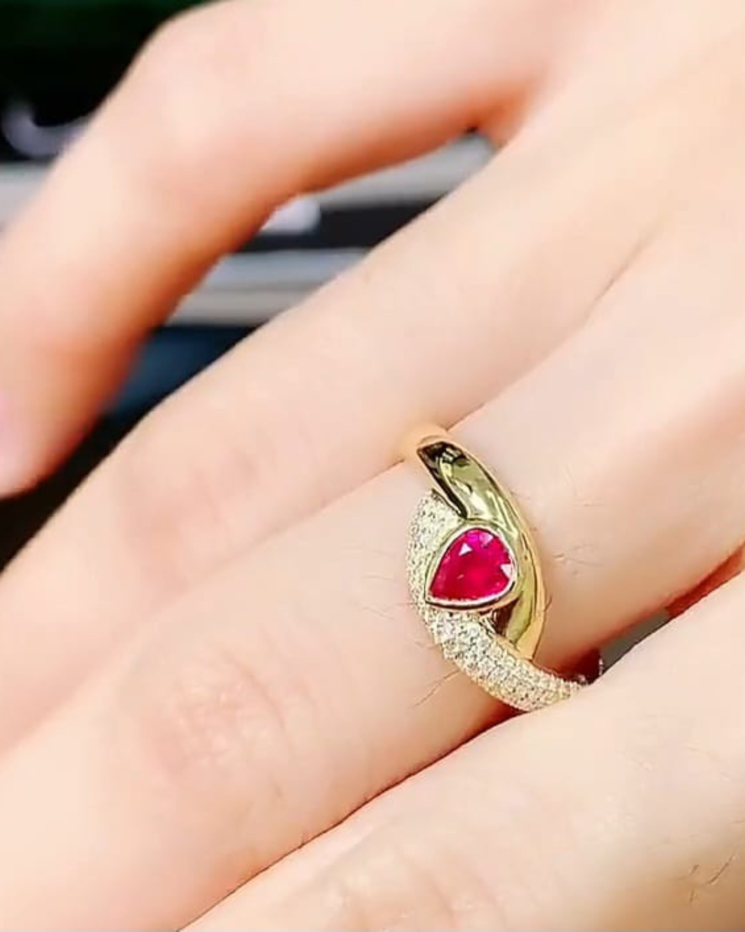 Anel Royal Heart — Rubi Natural Coração & Diamantes em Ouro 18 Kilates - Imagem 3