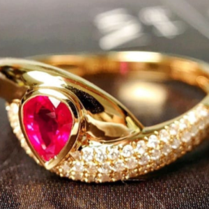 Anel Royal Heart — Rubi Natural Coração & Diamantes em Ouro 18 Kilates