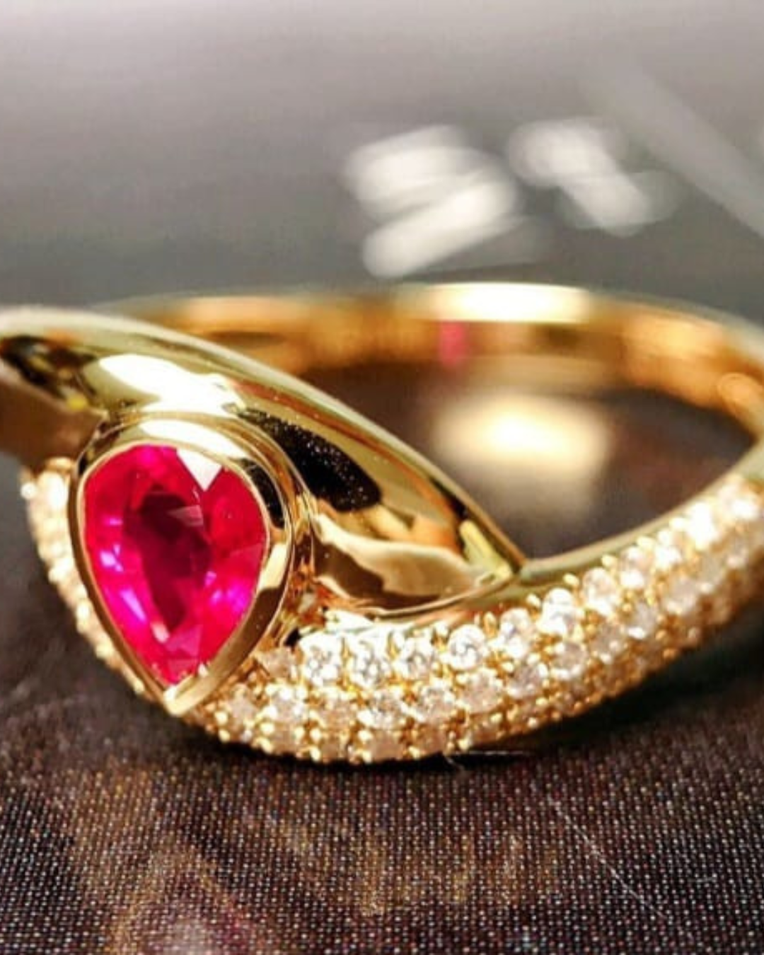 Anel Royal Heart — Rubi Natural Coração & Diamantes em Ouro 18 Kilates
