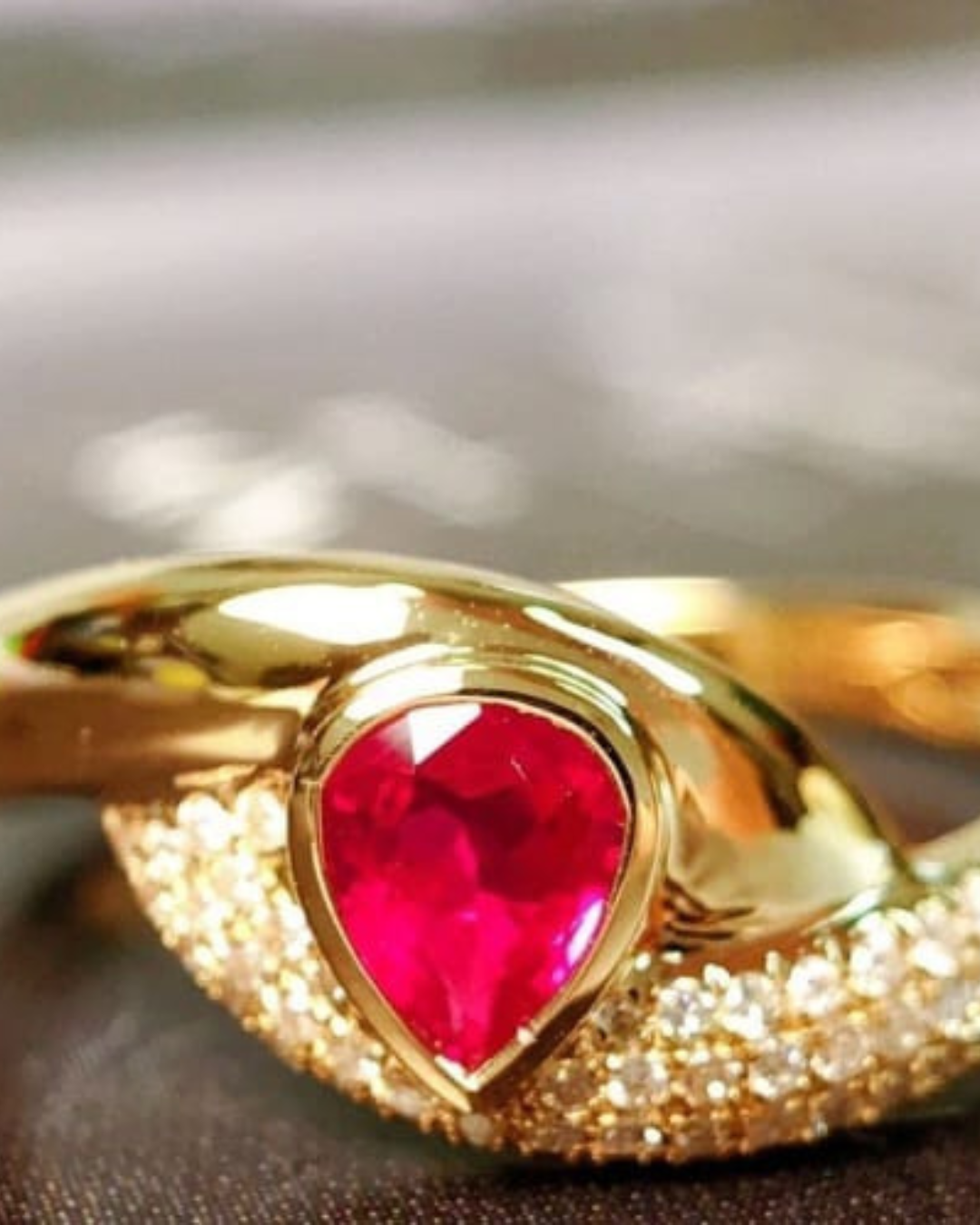 Anel Royal Heart — Rubi Natural Coração & Diamantes em Ouro 18 Kilates - Imagem 4