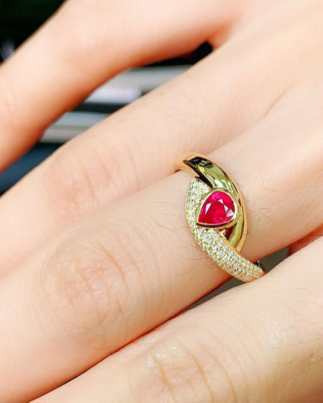 Anel Royal Heart — Rubi Natural Coração & Diamantes em Ouro 18 Kilates - Imagem 5