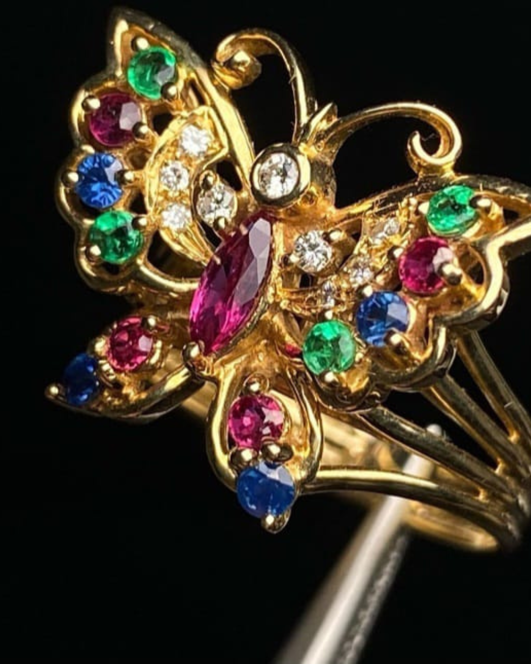 Anel Royal Butterfly Rubi, Esmeralda, Safira & Diamantes da África do Sul em Ouro 18 Kilates - Imagem 2
